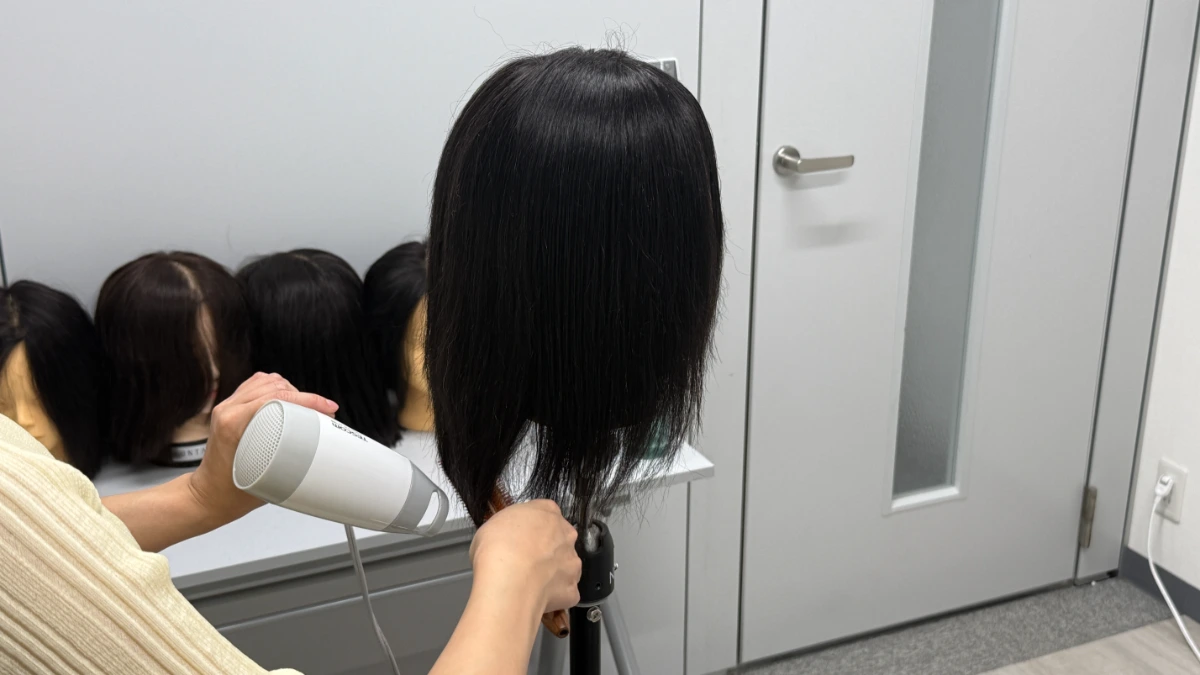 スタイリストデビューを目指すアシスタント美容師がLBLで学び直し、レイヤーチェック (2)