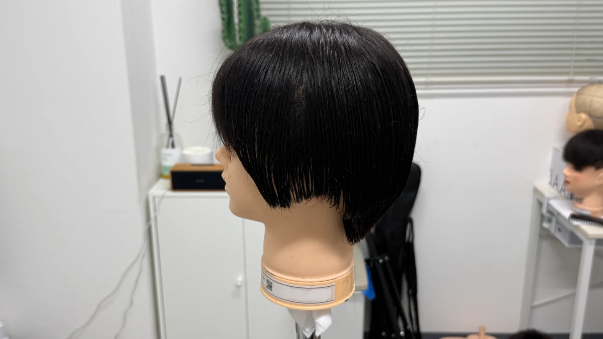 スタイリストデビューを目指すアシスタント美容師がLBLで学び直し、ショートカットの最終的な復習 (3)