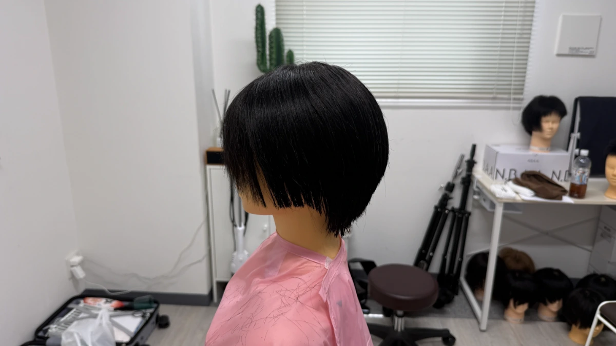 スタイリストデビューを目指すアシスタント美容師がLBLで学び直し、ショートカットのコピースタイル (1)