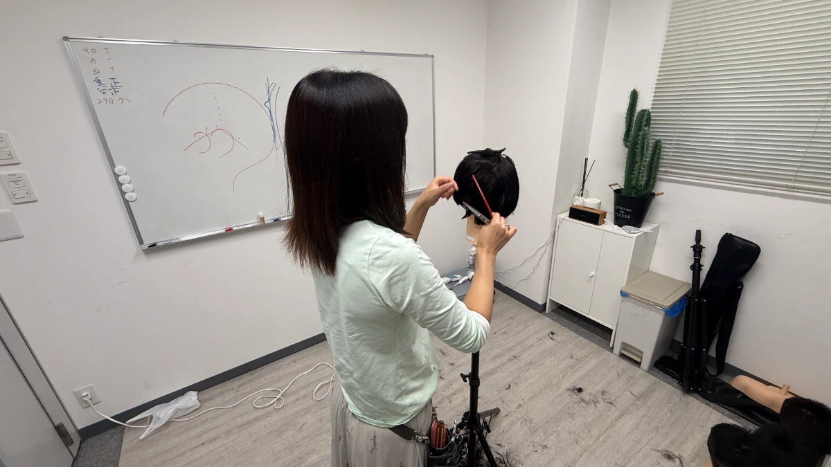 スタイリストデビューを目指すアシスタント美容師がLBLで学び直し、ショートカットの最終的な復習 (2)
