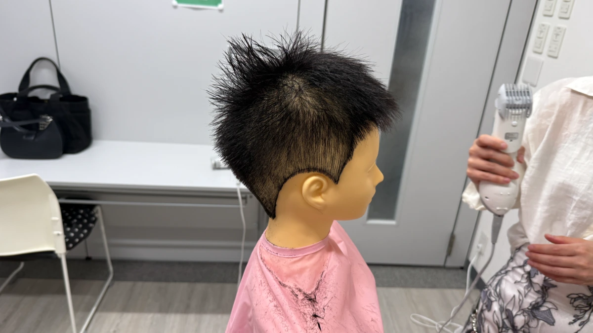 スタイリストデビューを目指すアシスタント美容師がLBLで学び直し、刈り上げバリカン