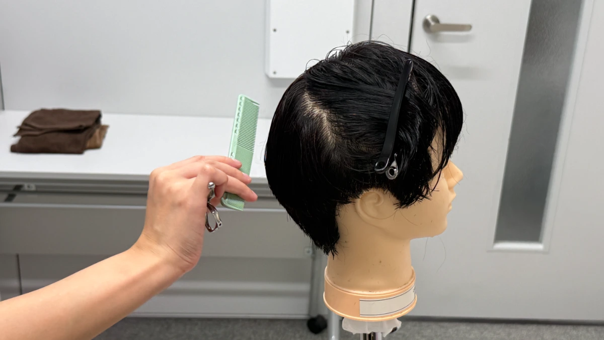 スタイリストデビューを目指すアシスタント美容師がLBLで学び直し、ショートカット復習