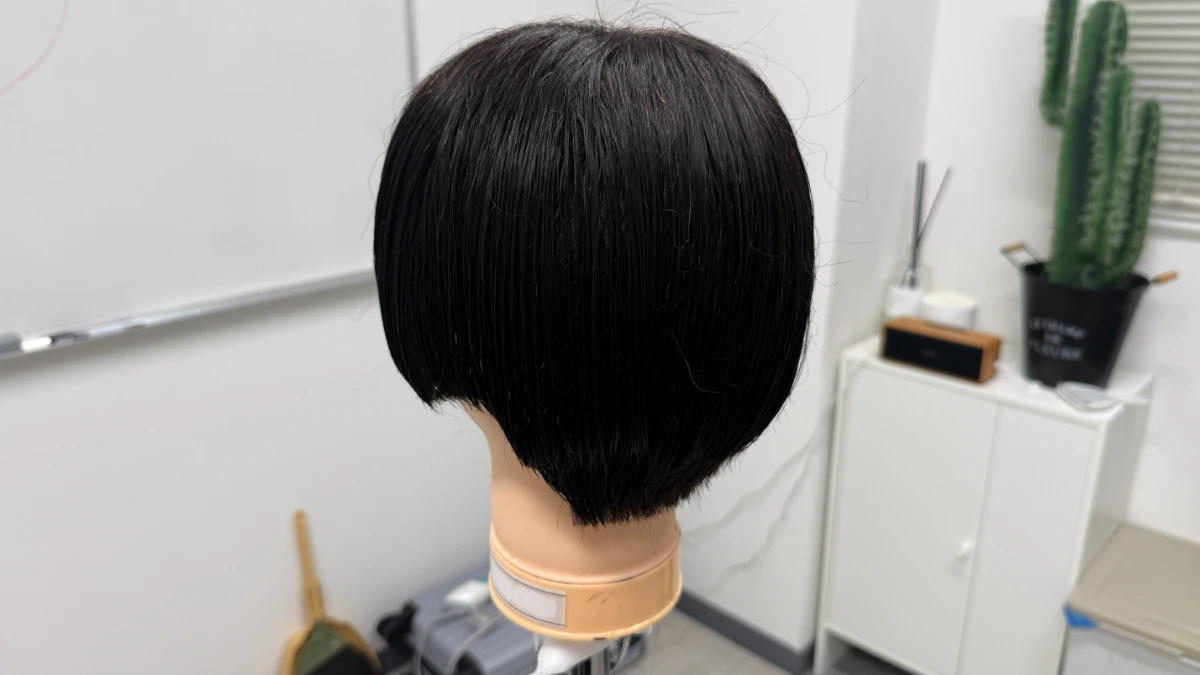 スタイリストデビューを目指すアシスタント美容師がLBLで学び直し、ショートカットの最終的な復習 (4)