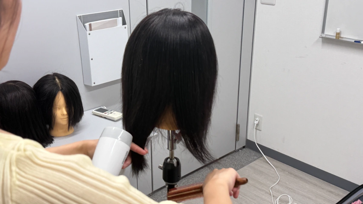 スタイリストデビューを目指すアシスタント美容師がLBLで学び直し、レイヤーチェック (1)