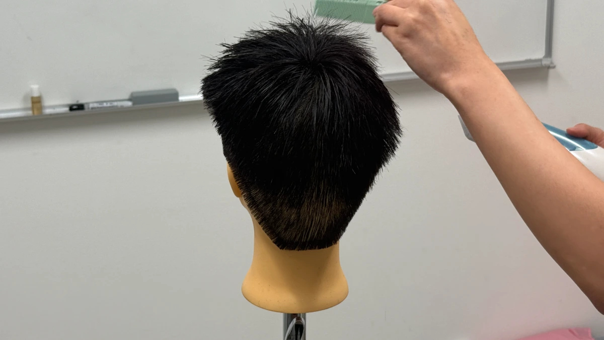 スタイリストデビューを目指すアシスタント美容師がLBLで学び直し、刈り上げ復習