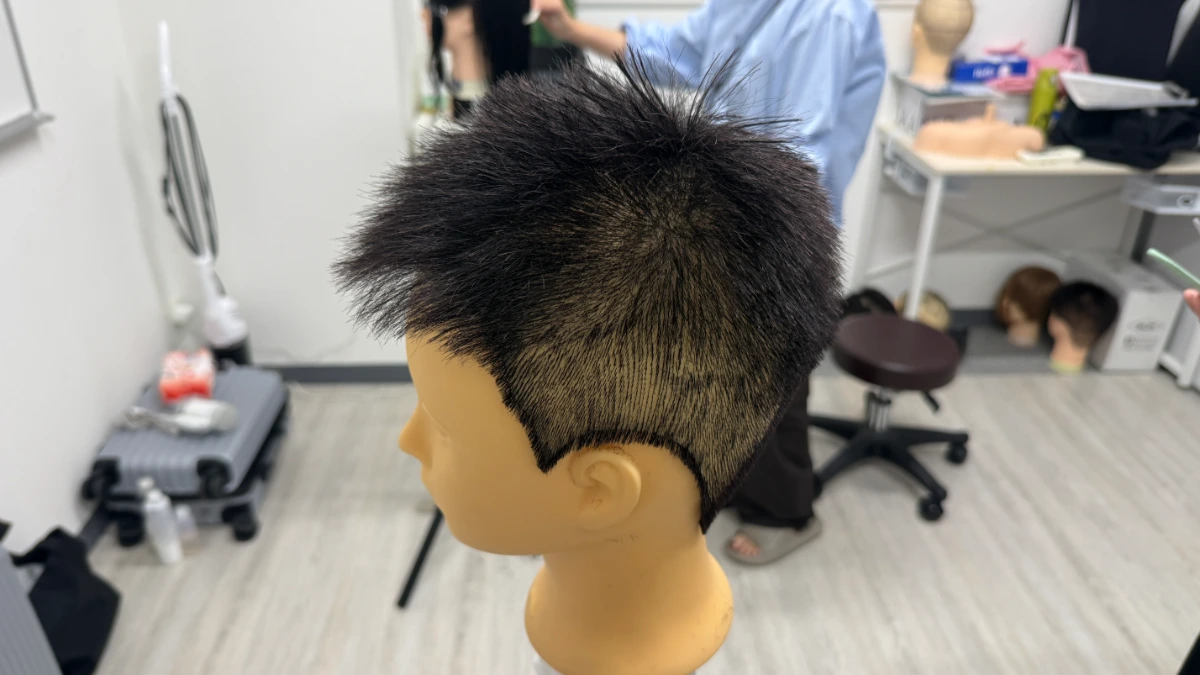 スタイリストデビューを目指すアシスタント美容師がLBLで学び直し、刈り上げの接合部を自然につなげる処理